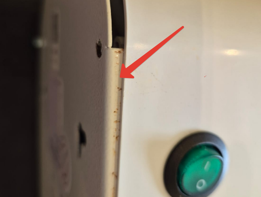 Болты волялись в коробке, крышка вот так отходила и там странные следы...