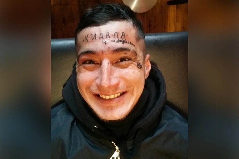 Парень явно остался доволен результатом и даже пообещал вернуться за новой татуировкой