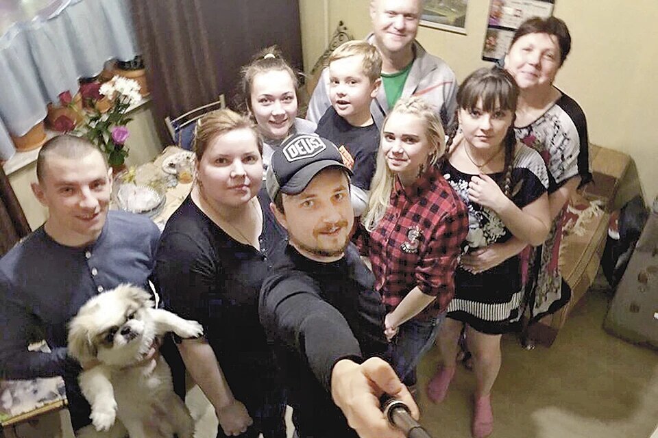 Рекордсменами оказались не только чиновники, но и Игорь (в центре, делает селфи своей семьи), написавший тысячи писем в разные инстанции, на которые, собственно, и получал ответы. Фото: Архив семьи Артеменко