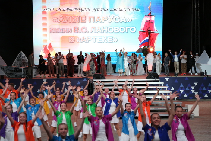    В Крыму стартовал XXXIII Международный кинофестиваль «Алые паруса» в «Артеке»