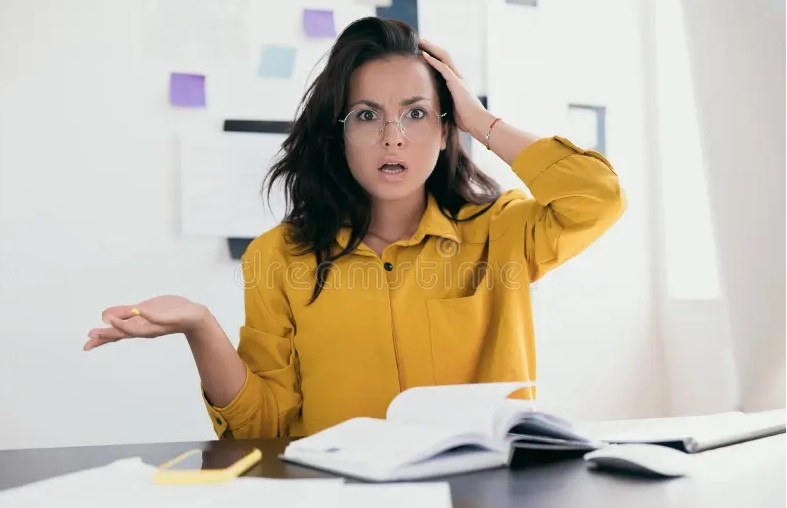 удивленная девушка