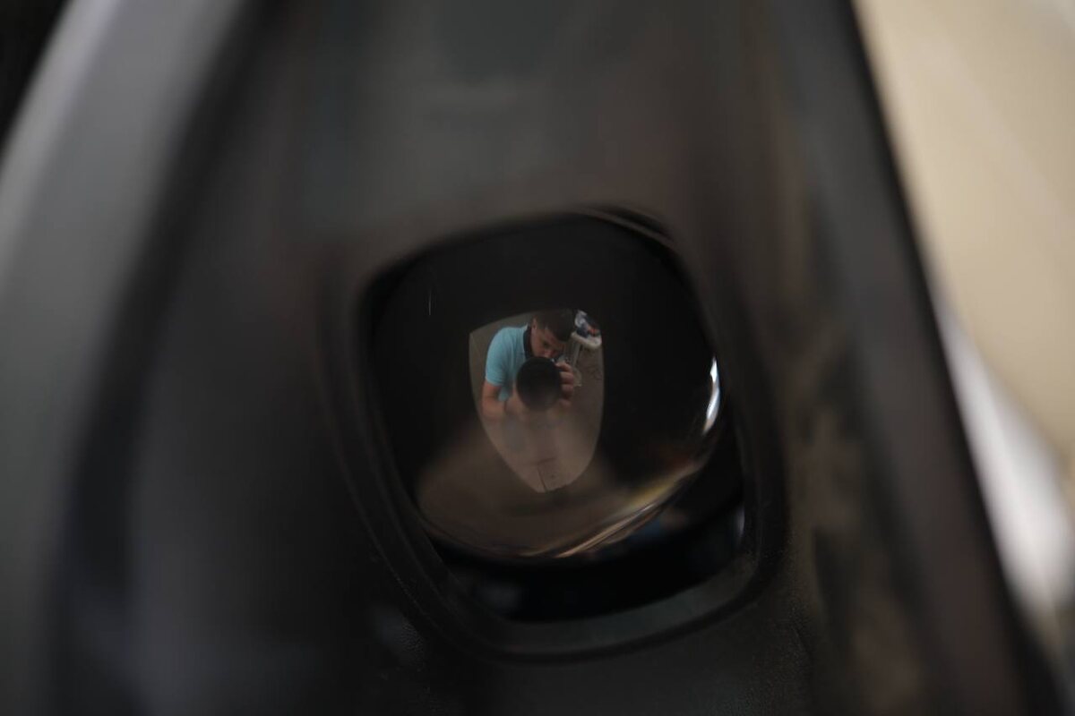 Монтаж выполнен в штатные места через оригинальные переходники (очки), что гарантирует надежное крепление и правильную геометрию света.