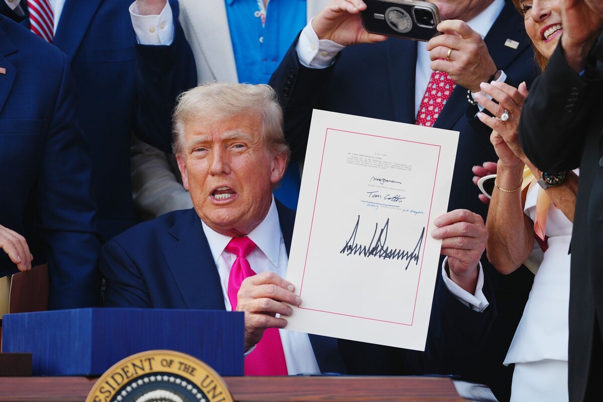    Президент США Дональд Трамп демонстрирует подписанный закон о бюджете и налогах / Источник: © Bonnie Cash — Pool via CNP/Consolidated News Photos/Global Look Press