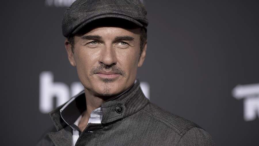 Актер сериала «Зачарованные» Джулиан Макмэхон умер в возрасте 56 лет