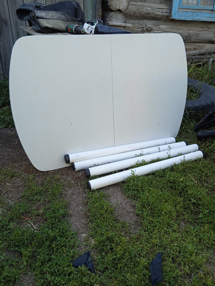 Большой обеденный стол. Фото автора. 