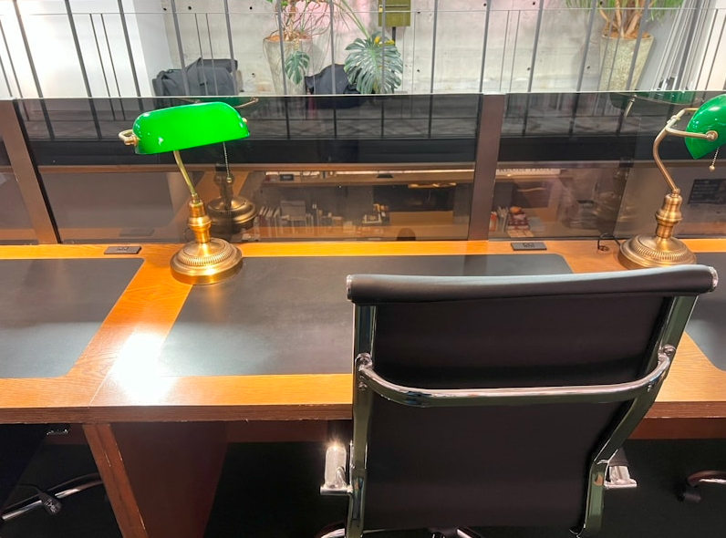 Зеленая лампа классика, в ленинке тоже зеленые)