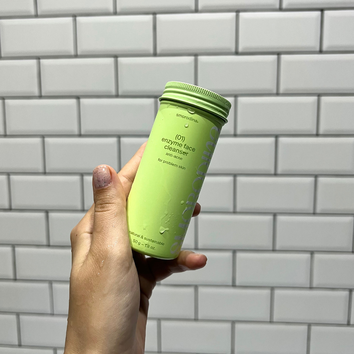 Баночка стильная, но у неё есть огромные минусы