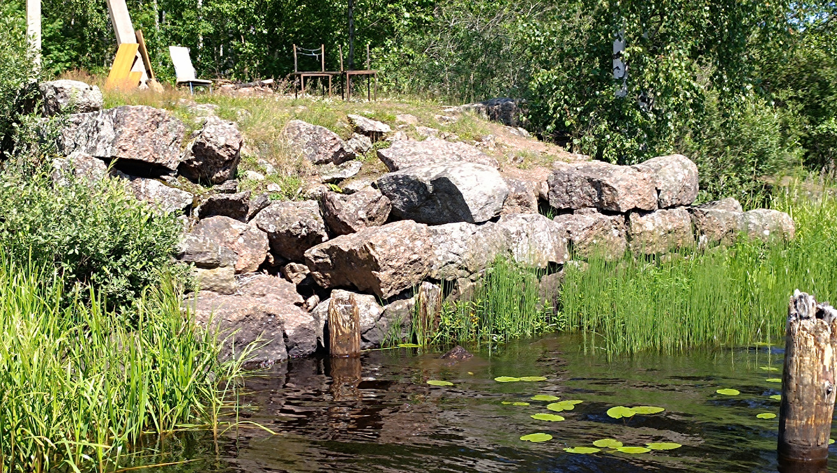 Бывший мост дорога шла в сторону Красного холма.