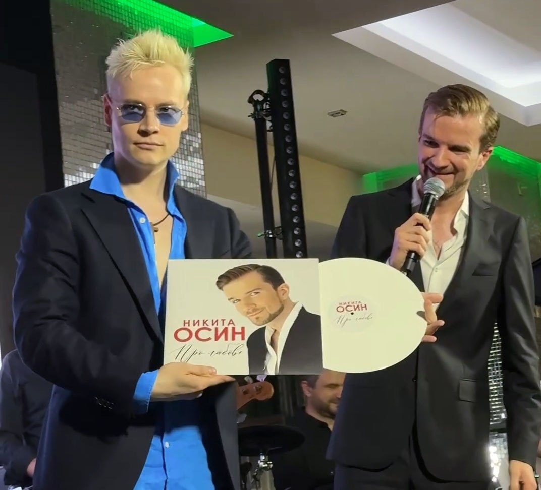 Никита Осин-то ведь обладает уникальным голосом!  Кто на него обратил внимание, кто помог? Уж точно не Прохор.Из интернета 