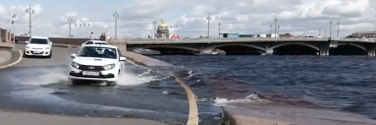 Река в Санкт-Петербурге выходит из берегов
