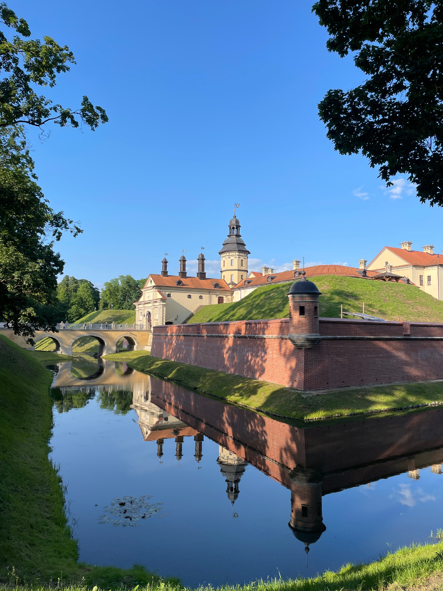 Несвижский замок особенно красив в солнечную погоду