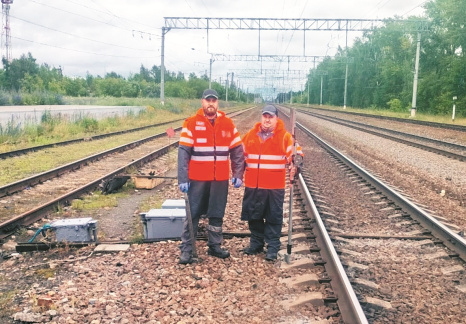    Антон Костебелов. Никита Захарчук (справа) быстро откликнулся на просьбу дорожного мастера Ивана Тюбаева прибыть на место происшествия