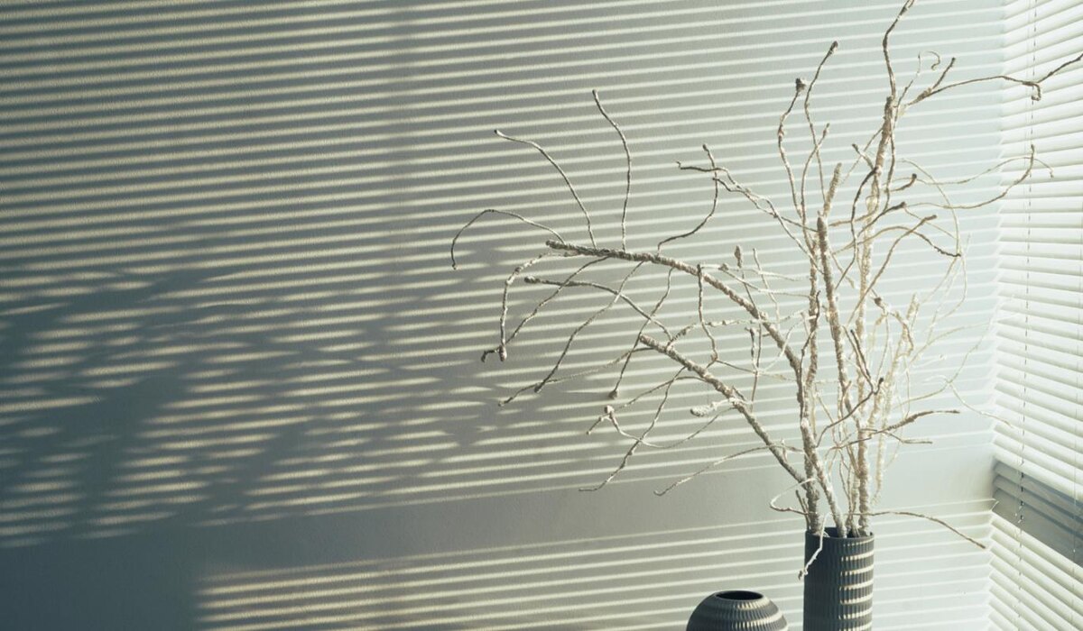     Жалюзи, римские или рулонные шторы : что лучше выбрать с точки зрения стиля и красоты