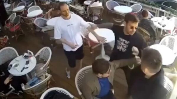 Момент нападения Смолова на неизвестных людей в кафе. Обложка © Telegram / Первый спорт