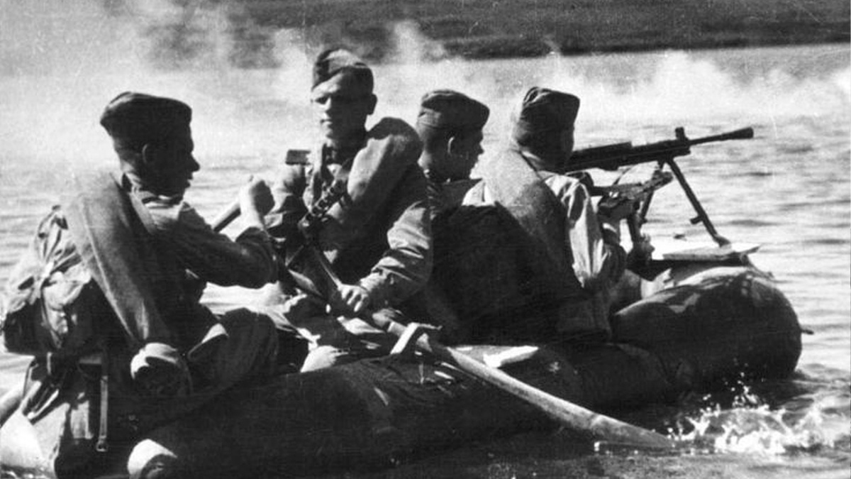 Советские войска форсируют водную преграду. Источник Яндекс картинки