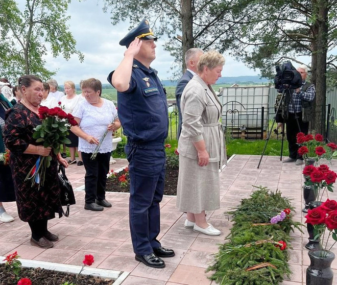 
Возложение цветов к мемориалу во время торжественного открытия сквера памяти в деревне Теплой