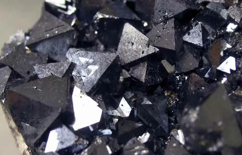 Октаэдрические кристаллы магнетита. https://yandex.ru/images/search?img_url=https%3A%2F%2F3.bp.blogspot.com%2F-let-8NCtJCQ%2FUwDOzqc5wLI%2FAAAAAAAAF2s%2F-KNdG0GDtHM%2Fs1600%2Fmagnetite1441.jpg&lr=65&pos=0&rpt=simage&source=serp&text=%D0%9C%D0%B0%D0%B3%D0%BD%D0%B5%D1%82%D0%B8%D1%82