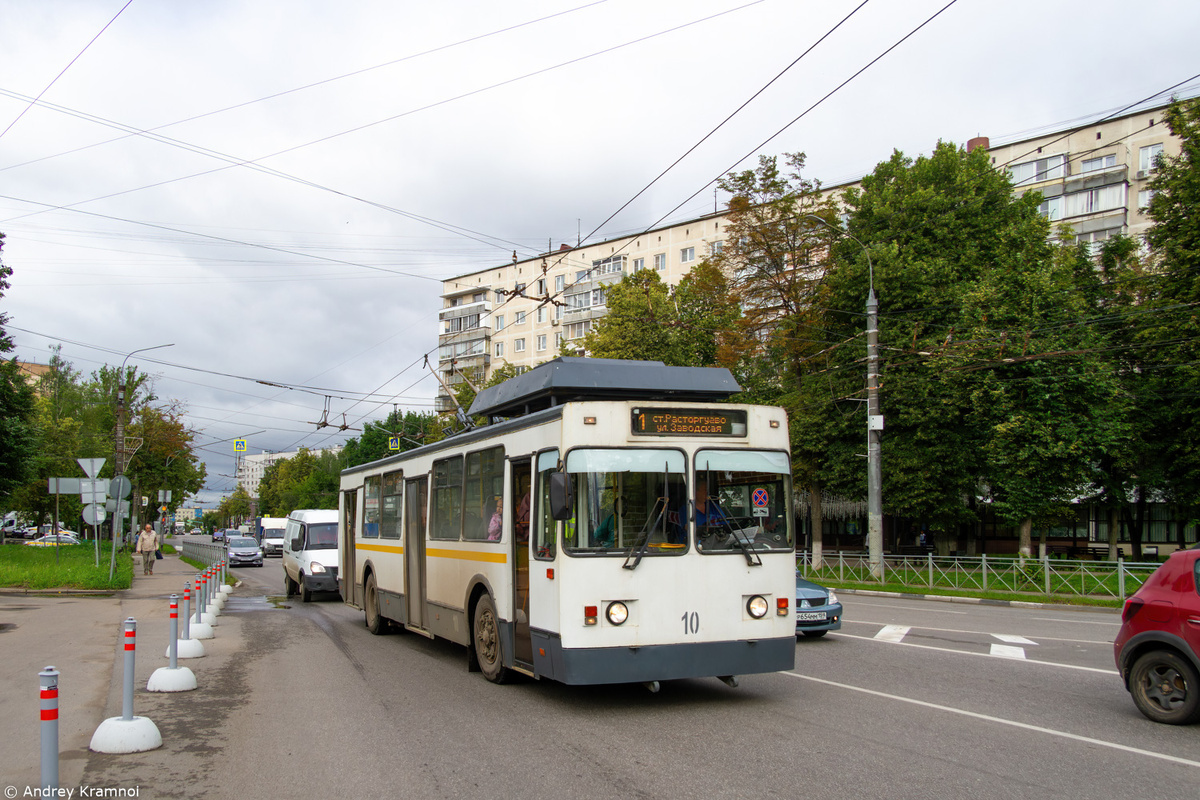 Этот троллейбус сейчас.