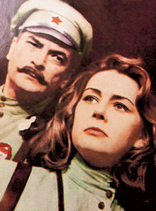 С Петром ГЛЕБОВЫМ актриса играла в театре имени Станиславского (сцена из спектакля «Однажды в 20-м»)