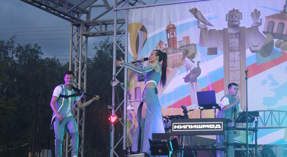 В финале Недели молодёжи на Соборной площади Кунгура выступила пермская кавер-группа «Кипиш мод»