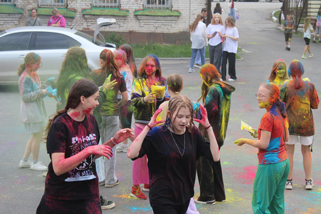 
Фестиваль красок Холли: днём раскрасимся, вечером постираемся…