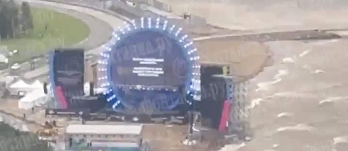 А нельзя было сцену соорудить подальше от воды?)