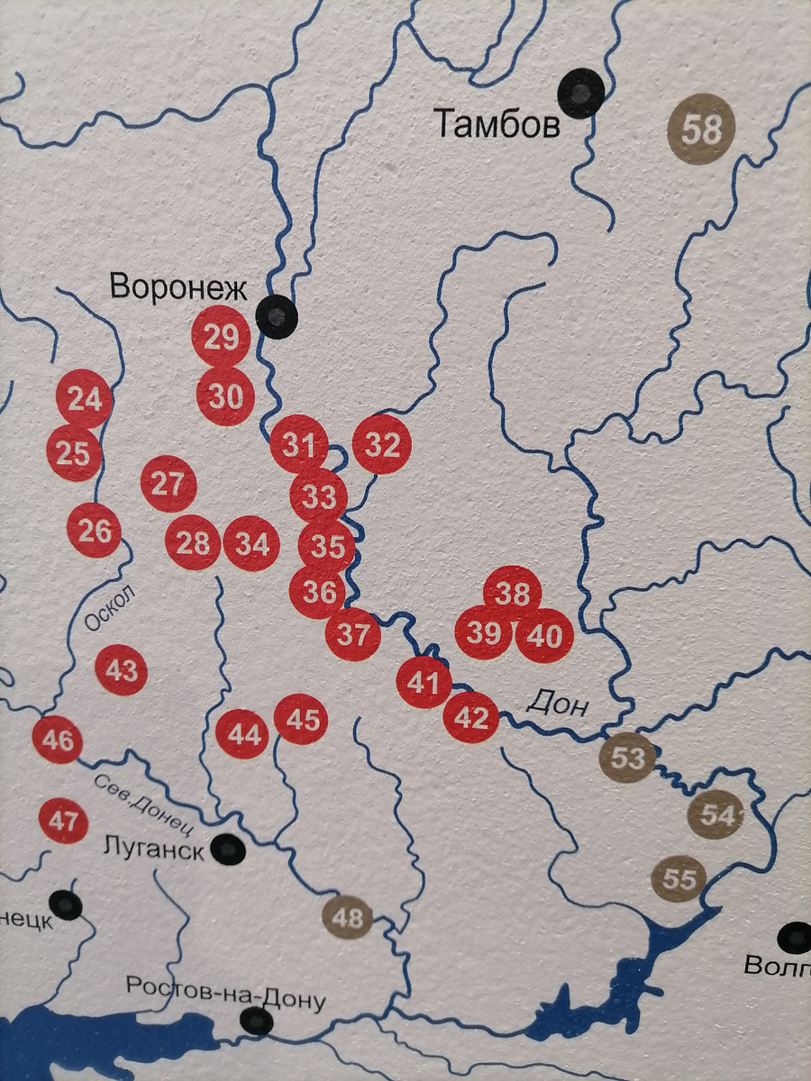 Красным цветом выделены пещеры. 