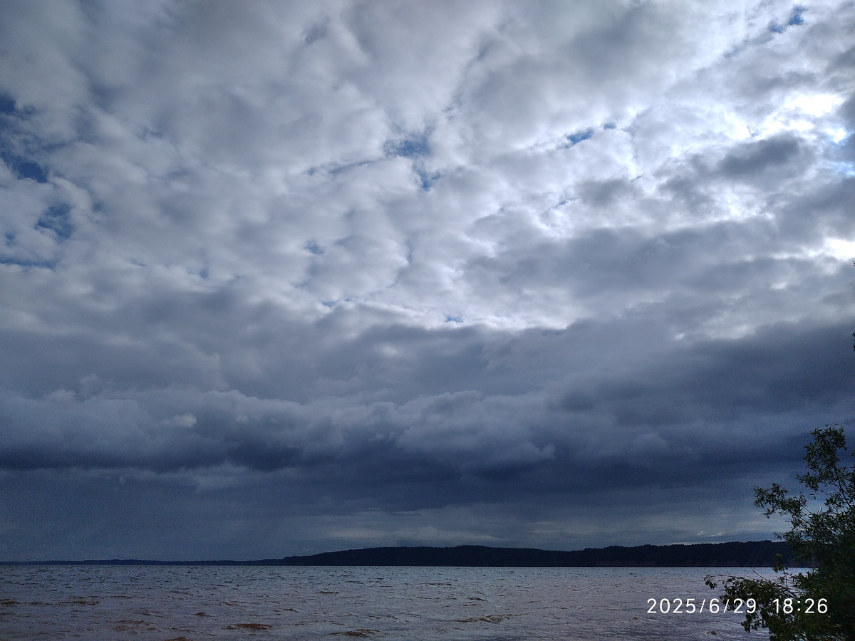 Кажется, дождь собирается, ну и по времени уже пора домой, грибы чистить