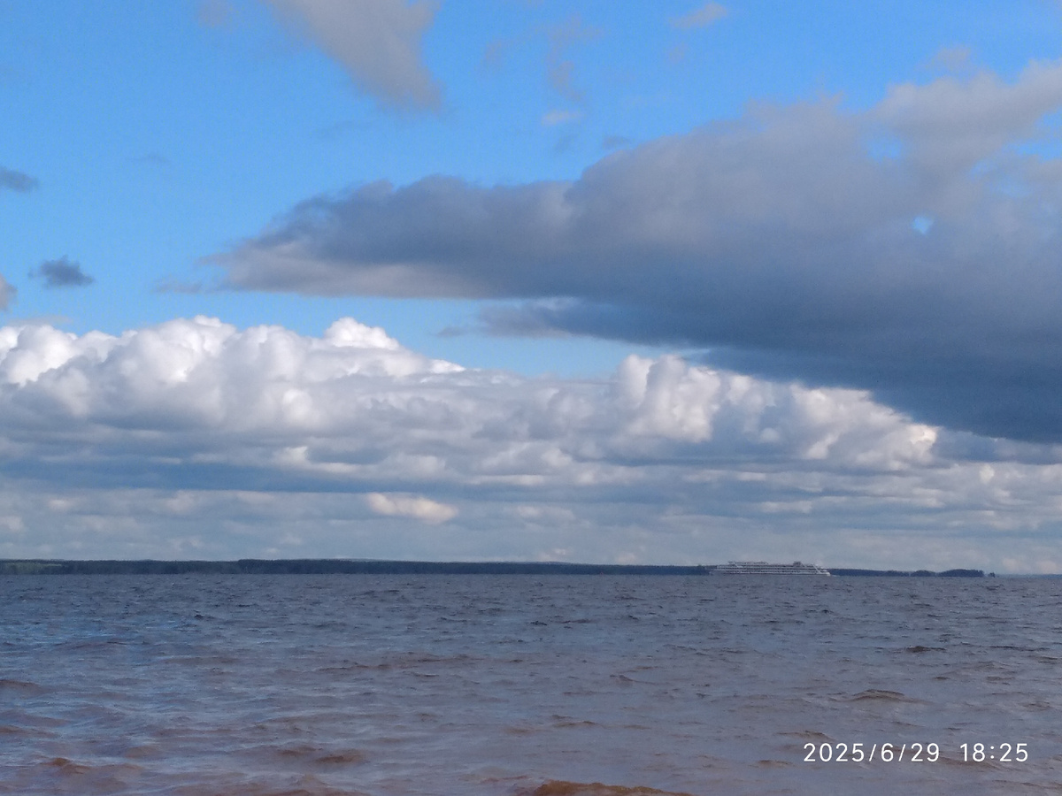 Плывет огромный белый теплоход