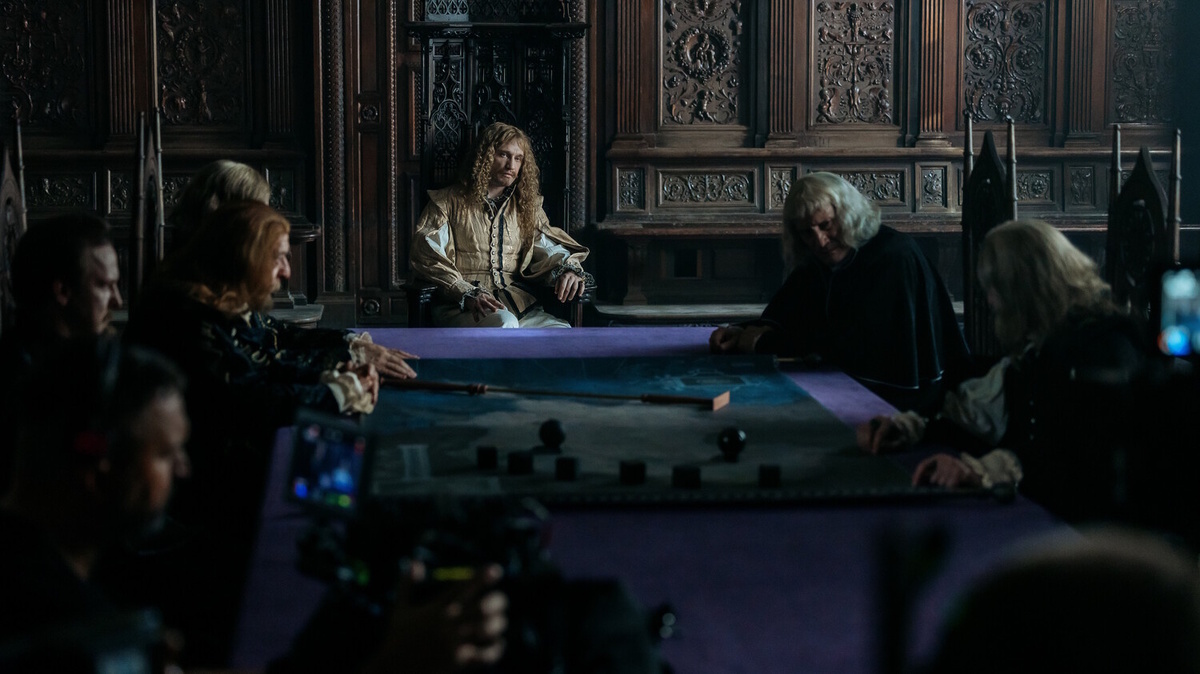 Королевский совет во время мятежа Окделла. Кадр из первого эпизода сериала Этерна