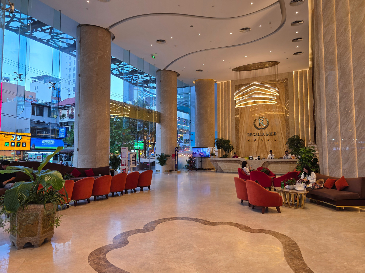 Зона ресепшн в отеле Regalia Gold
