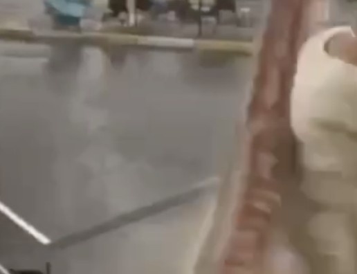 Момент прикосновения падающего балкона со спиной