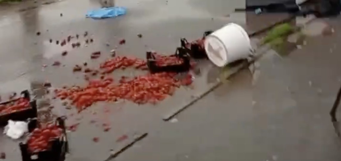 Теперь клубничку надо собирать и мыть