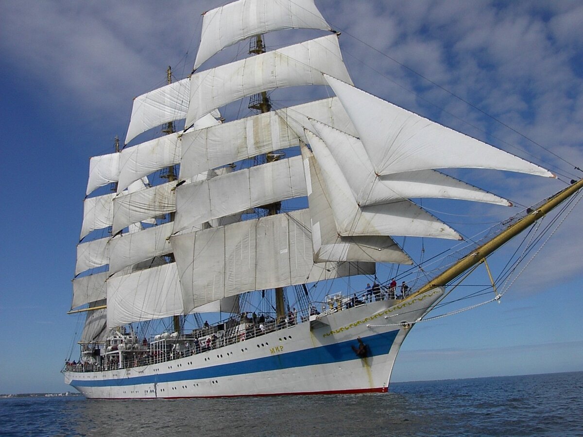 Красавец "Мир" на всех паруса!