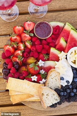 В этот же день, также в честь праздника 4 июля, Меган опубликовала на своей странице в Instagram клип, демонстрирующий доску для нарезки колбасных изделий, которую она собрала, но зрителям он не понравился.