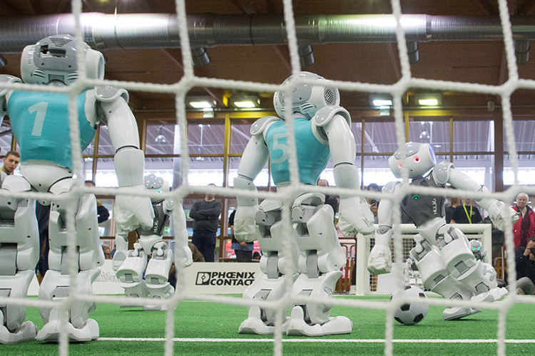    В Китае прошел первый в мире футбольный турнир Robo League среди автономных гуманоидных роботов.   
Фото: © Klaus-Dietmar Gabbert / dpa / www.globallookpress.com