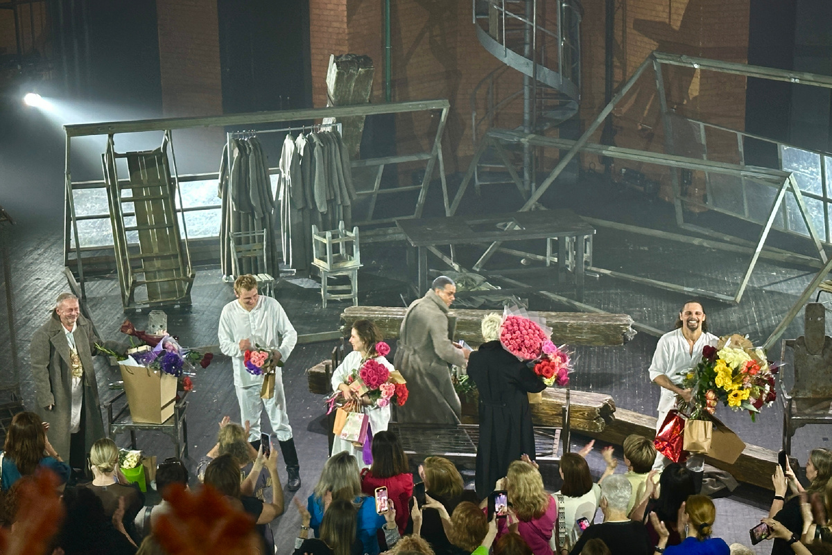 Море цветов актерам после спектакля