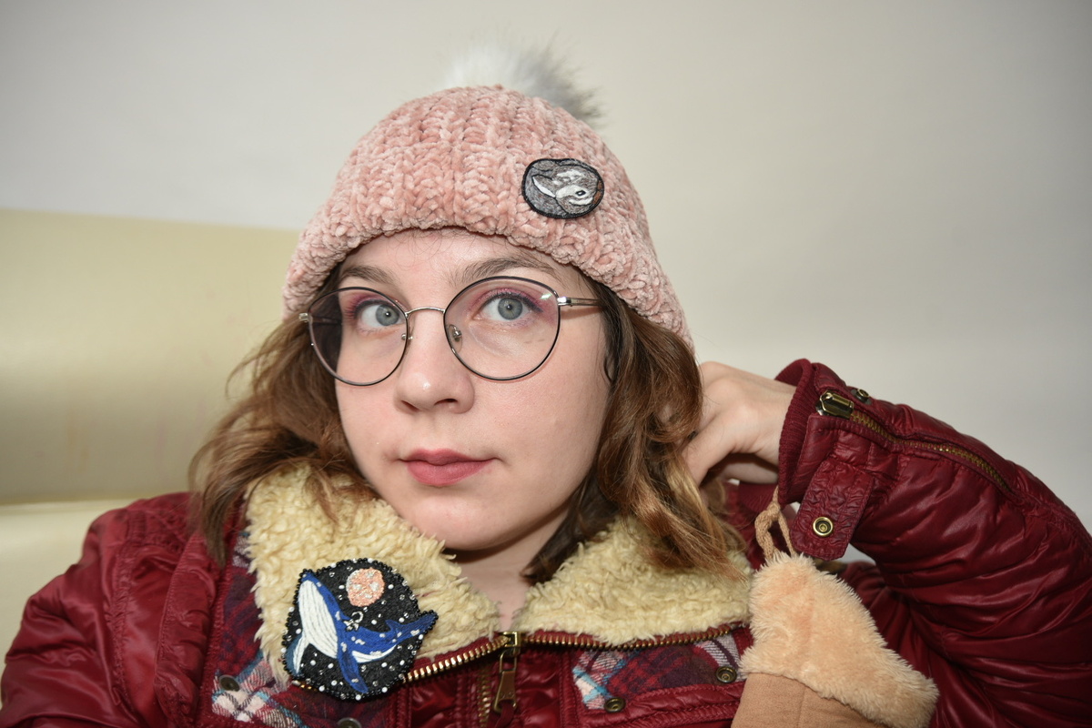 Это я времен попыток продавать броши вышитые мной и забивающей на навыки продаж 