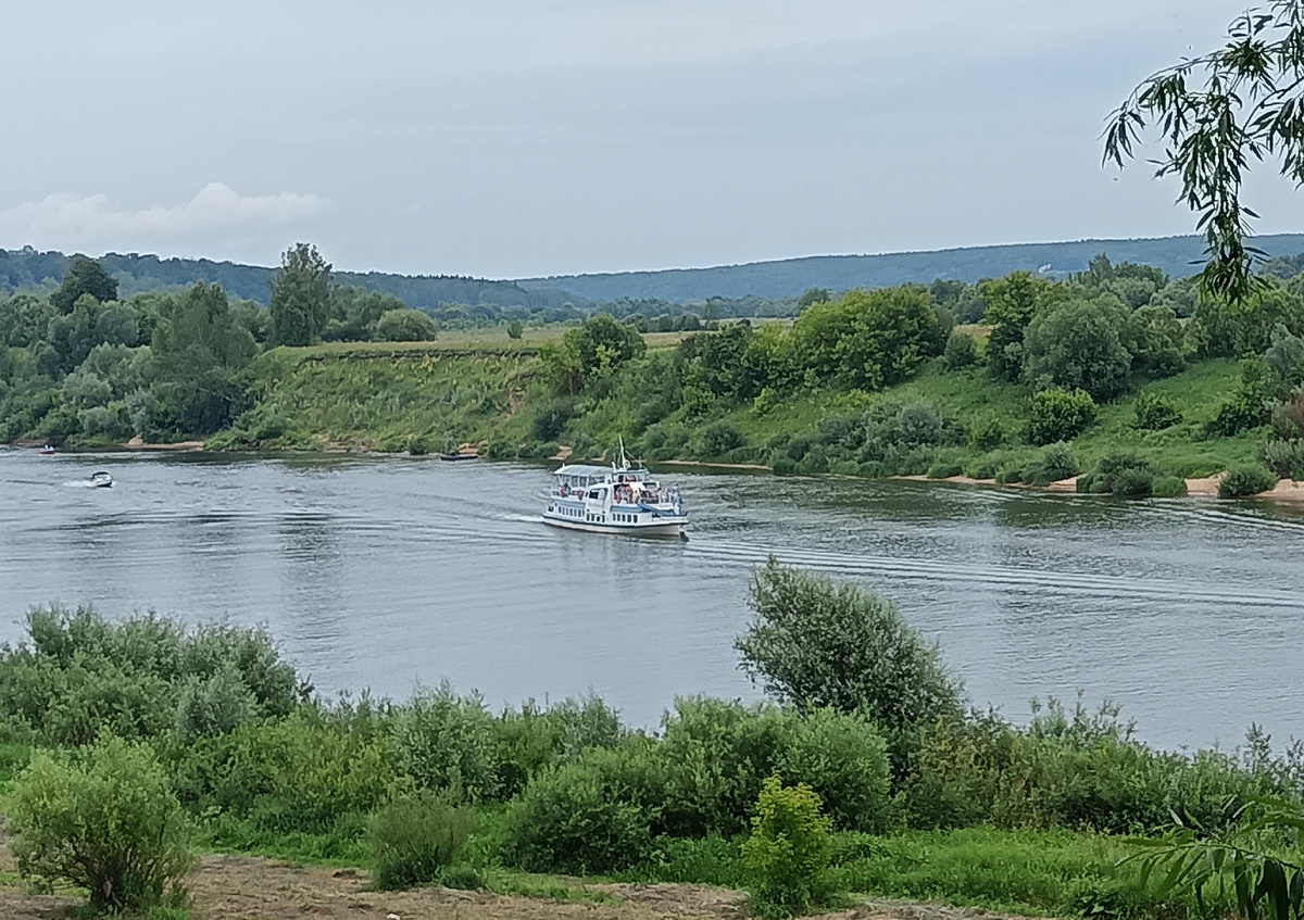 Кораблик курсирует по маршруту Таруса - Поленово - Таруса