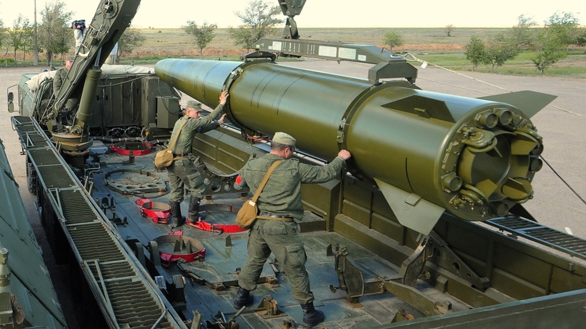 На фотографии: 9М723 ракета комплекса «Искандер-М. Источник фото: https://topwar.ru/uploads/posts/2016-10/1476277538_1.jpg. Фотографий новой ракеты 9М723Ф3 пока нет.