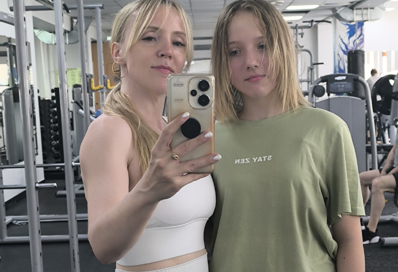 Приобщаю дочку 14 лет к спорту. Ходим в зал вместе😁 Она никогда не любила спорт, как и я когда-то