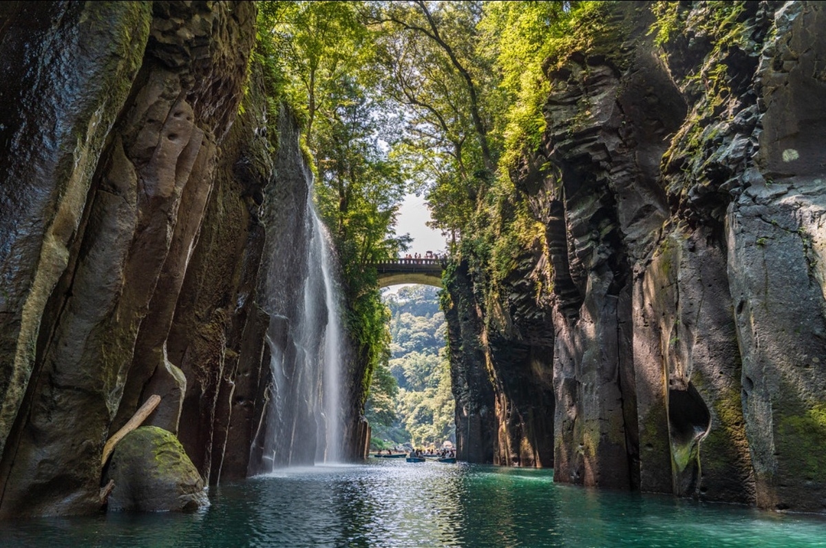 Водопад Минайотаки высотой около 17 метров льет свою воду со скал ущелья Такатихо. Он был выбран в качестве одного из 100 лучших водопадов Японии.