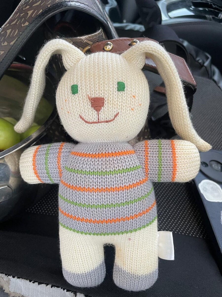 Вот оригинальный заяц Яша, игрушка детства автора, по рассказам, всюду таскался с собой