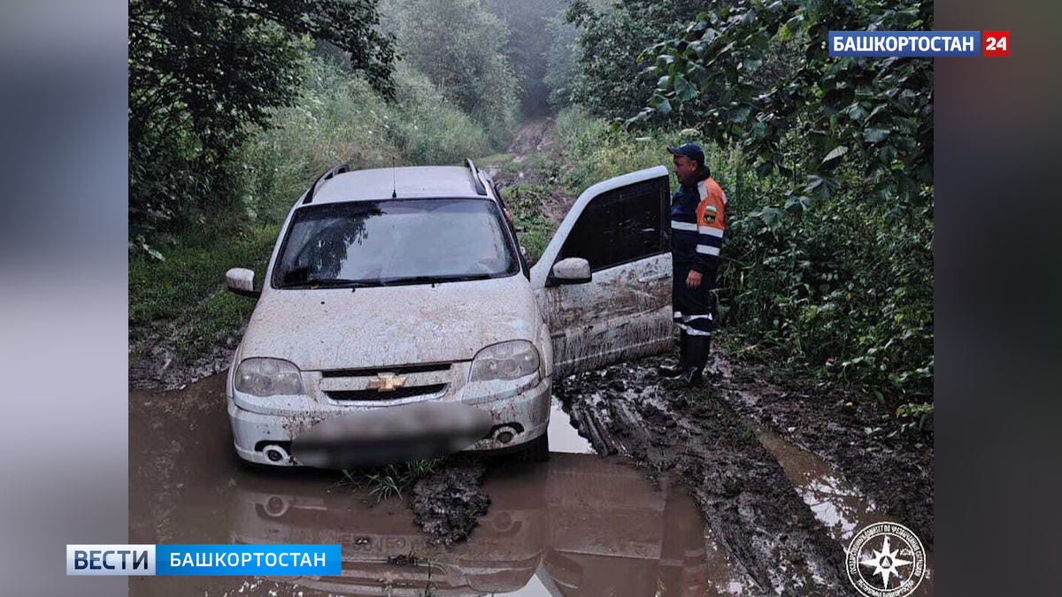    Машина увязла в грязи в лесу в Ишимбайском районе Башкортостана: на помощь пришли спасатели