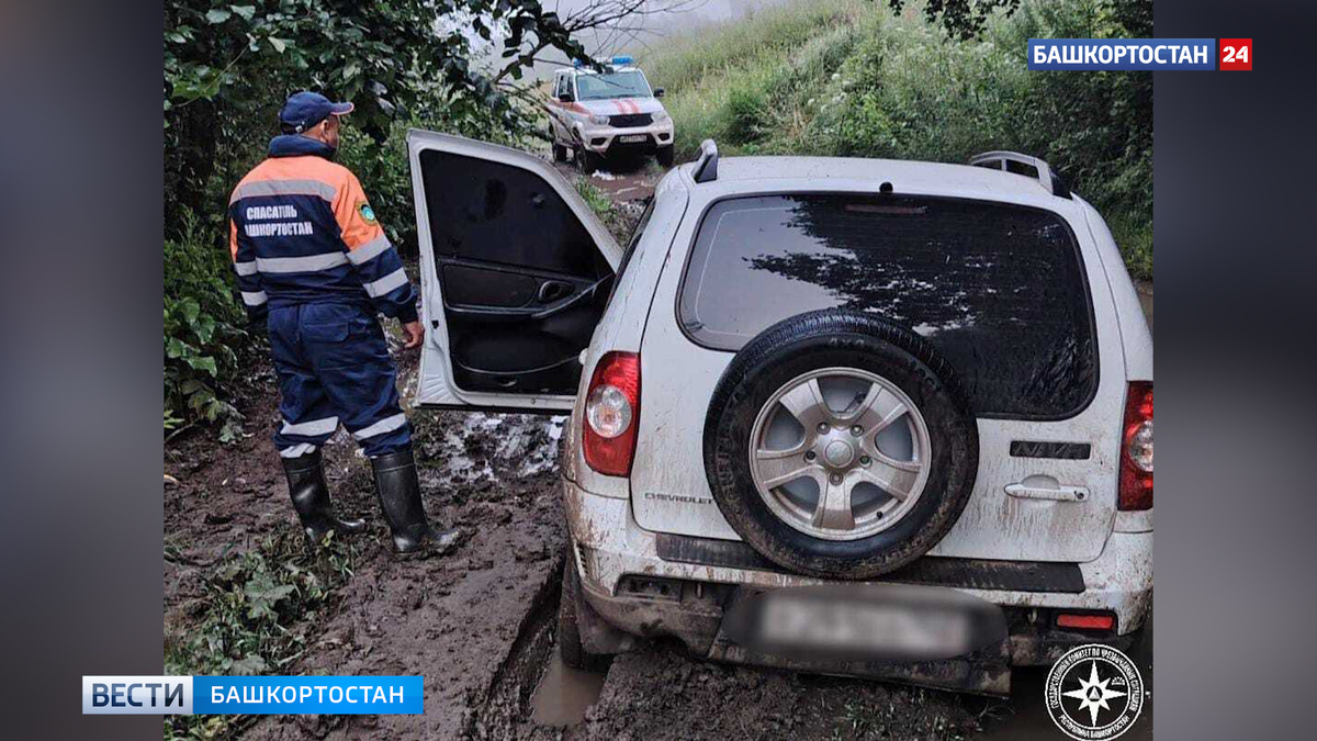    Машина увязла в грязи в лесу в Ишимбайском районе Башкортостана: на помощь пришли спасатели