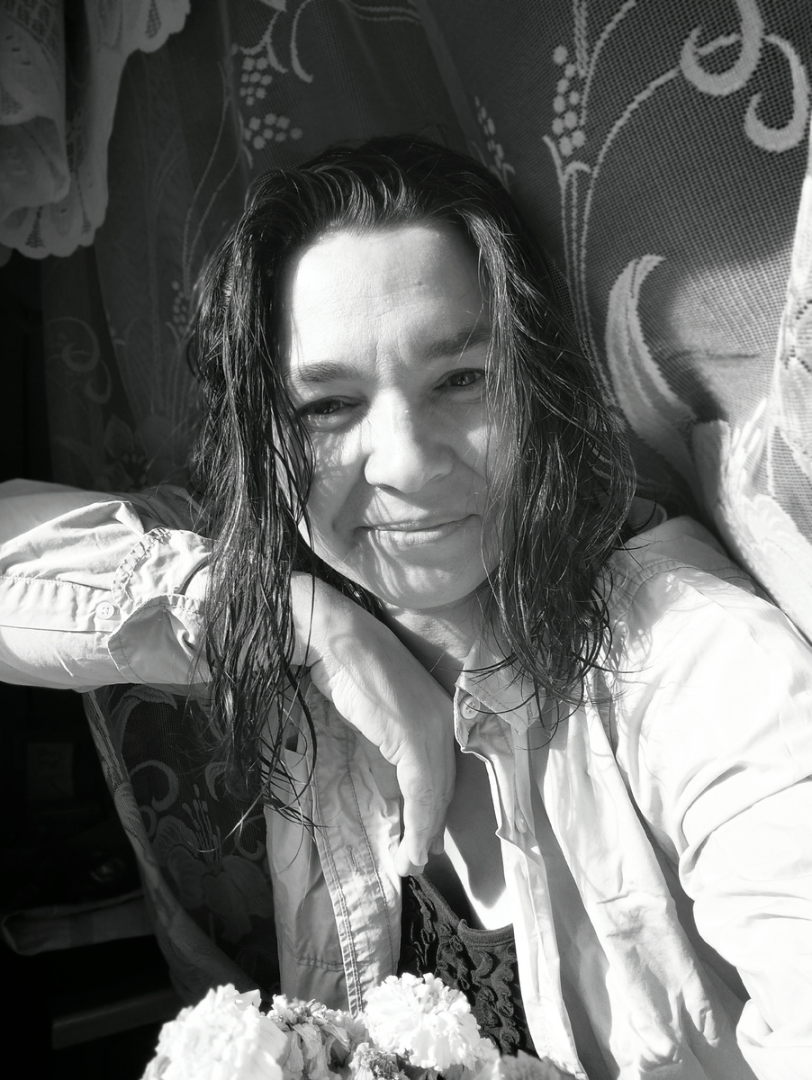 Автор блога МамАня — на фото и седину видно, и морщинки