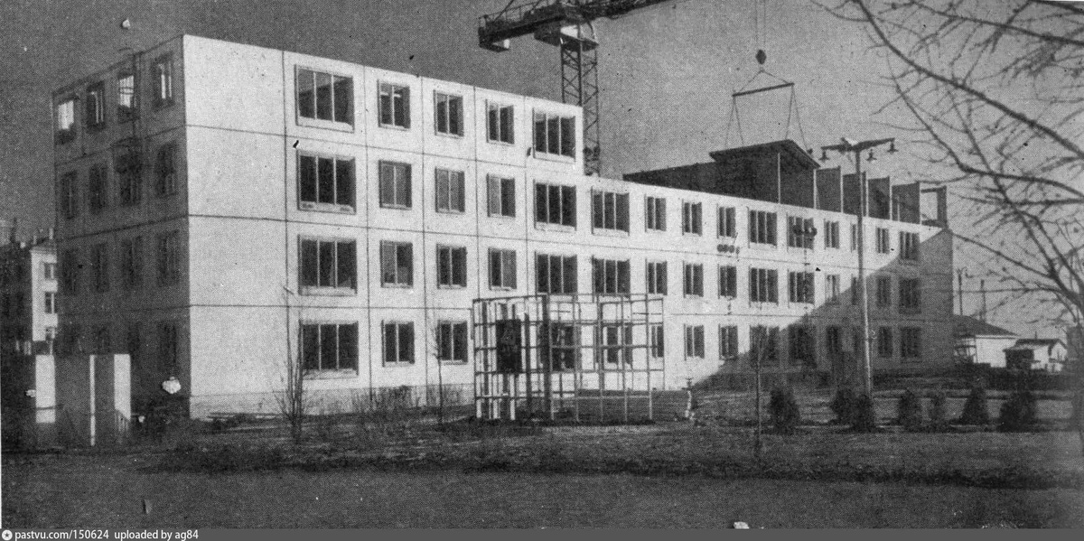 Строительство дома №14 на улице Гримау, 1957. С сайта www.pastvu.com.