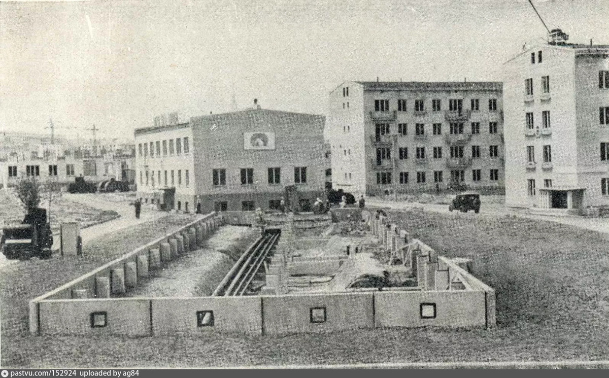 Начало строительства дома №14 на улице Гримау, 1957. Вид от дома №16. С сайта www.pastvu.com.