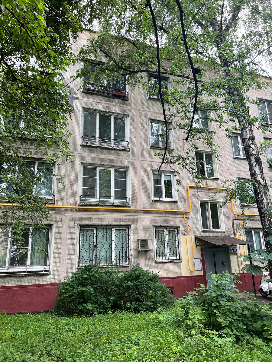 Фасад здания с той же стороны, но в 2025 году. Фото моё.