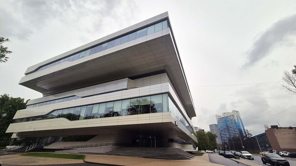 Бизнес-центр будто сделан из блоков, которые раздвигаются в разные стороны